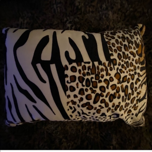 Throw Pillows Set of 3 Animal Print EUC - Picture 12 of 14